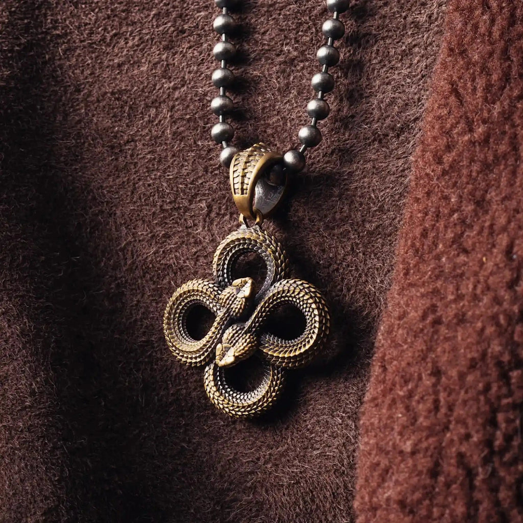 détails en pendentif double serpent en laiton 02