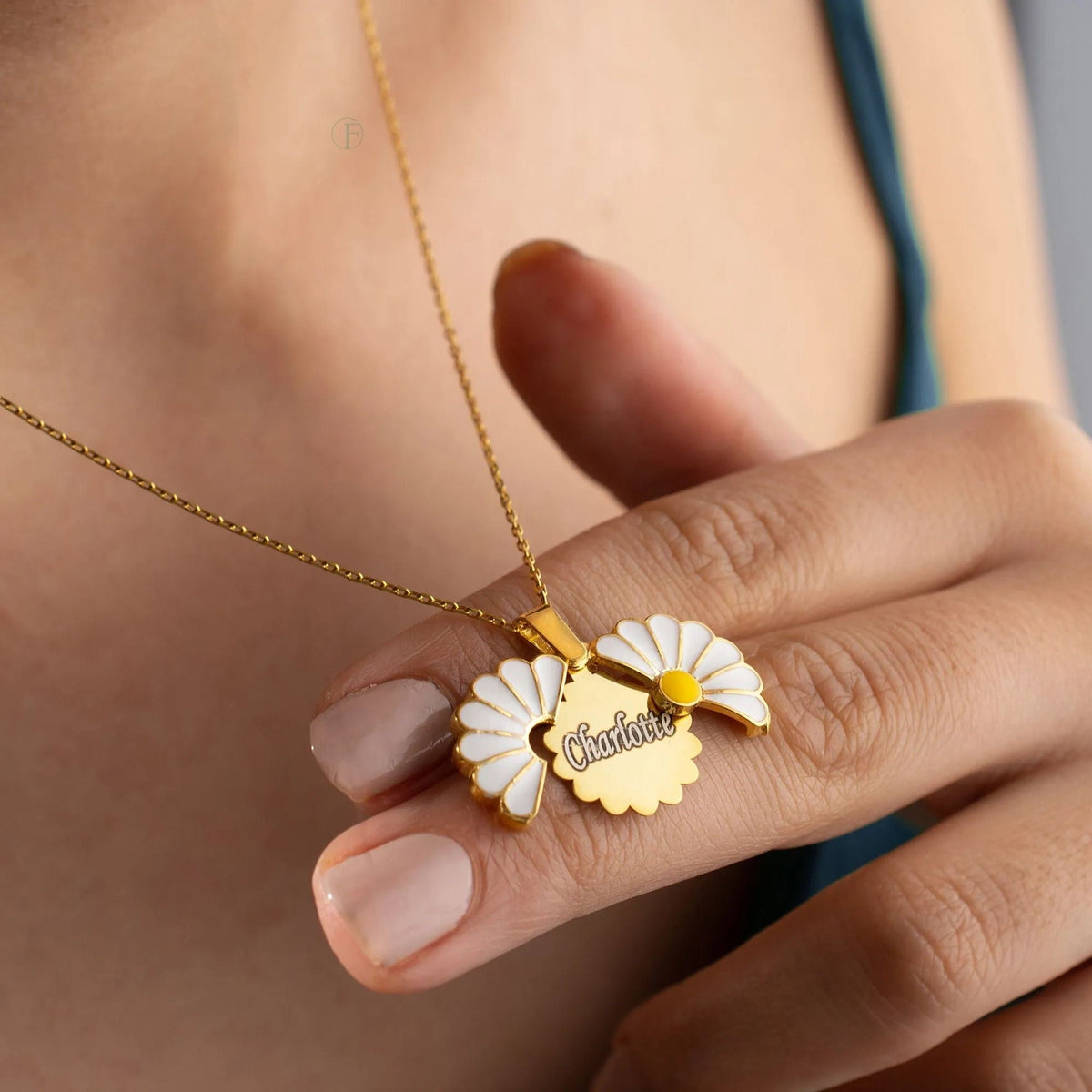 Openable Daisy Necklace